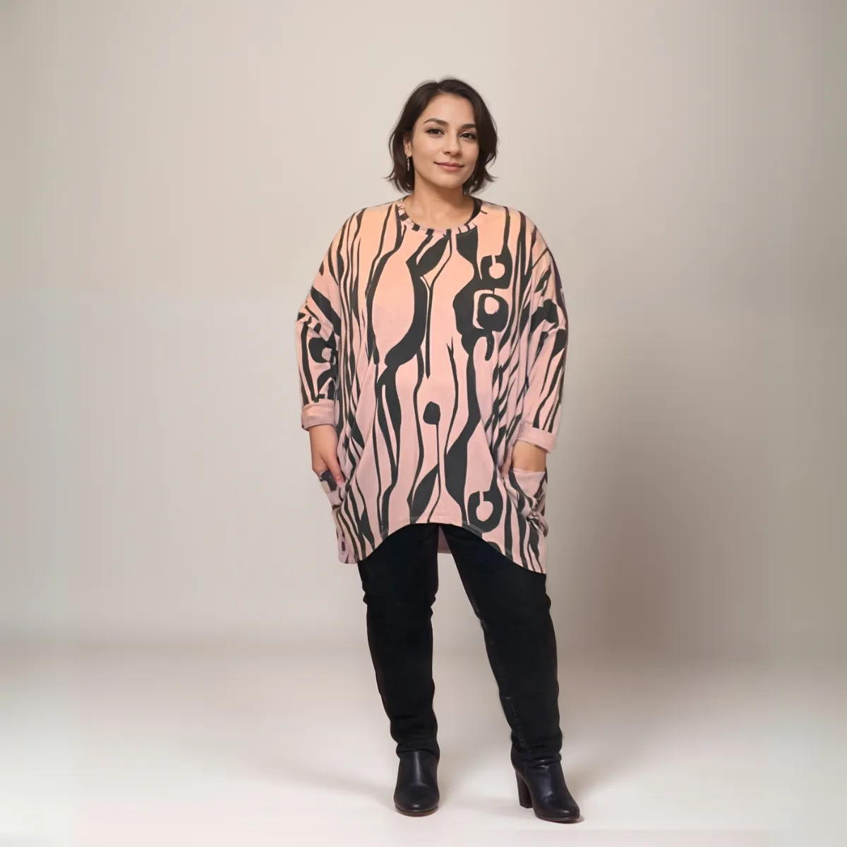 ABSTRACT LONG SLEEVE DIPPED HEM TOP WITH POCKETS