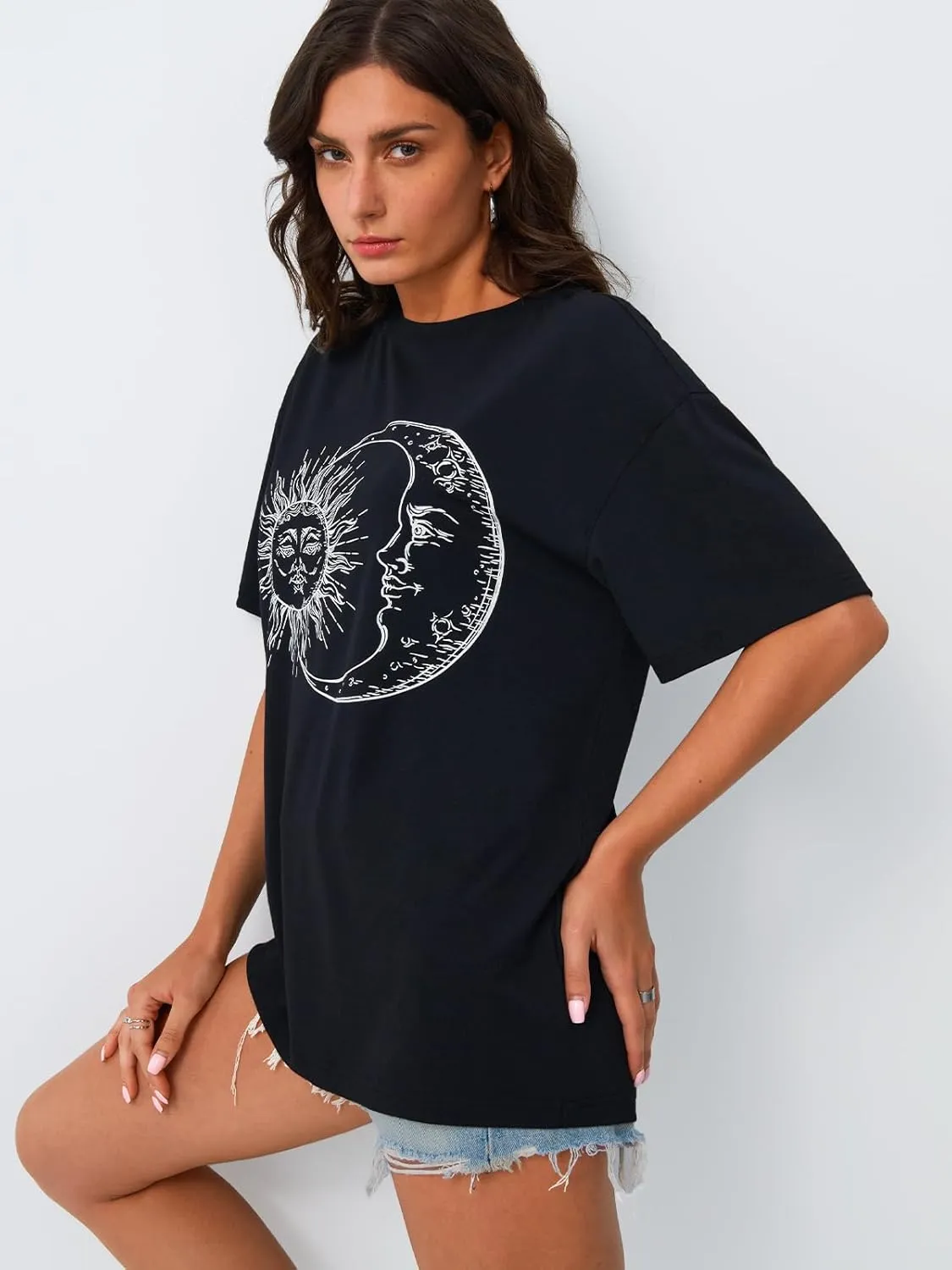 Trendy Queen Womens Graphic Tees Oversized Casual Tops Short Sleeve Loose Fit T Shirts Going Out Cute Summer Tops 2025